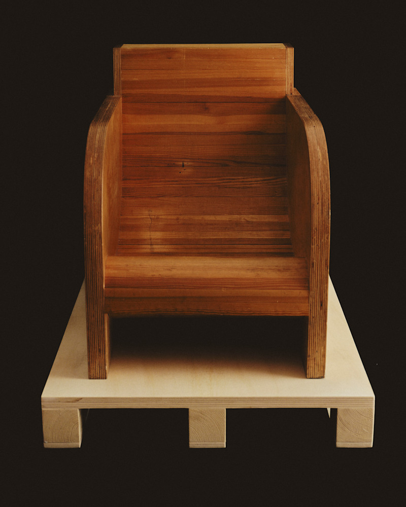 FAUTEUIL SCULPTURAL EN BOIS CONTREPLAQUÉ ANNÉES 80
