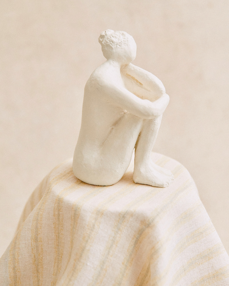 SCULPTURE GUÉNOLÉE COURCOUX - FEMME DANS SES PENSÉES PETIT MODÈLE