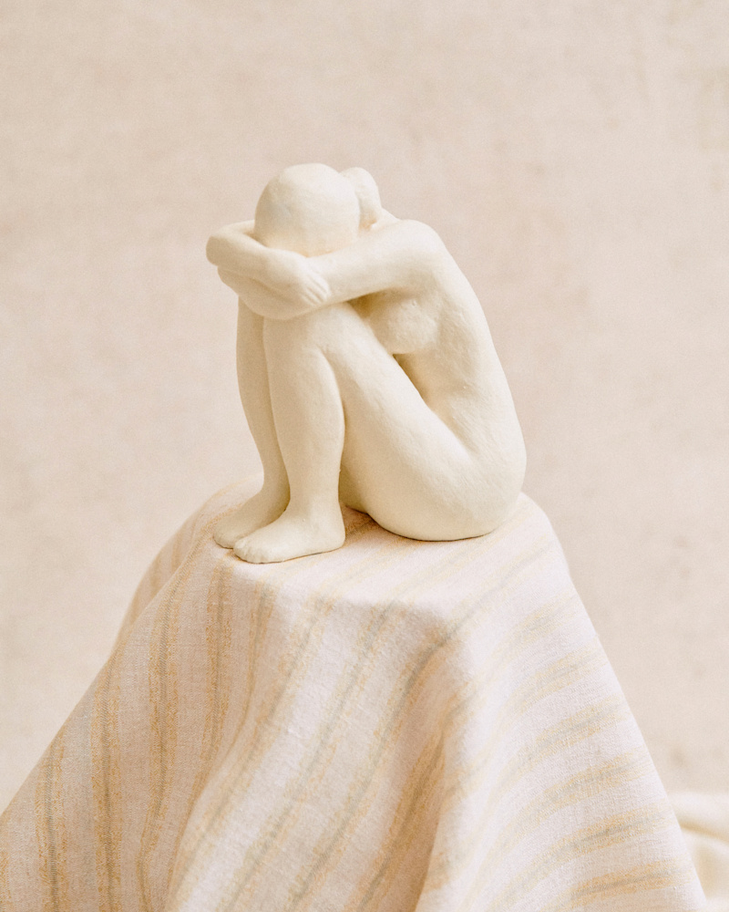 SCULPTURE GUÉNOLÉE COURCOUX - FEMME ASSISE PETIT MODÈLE