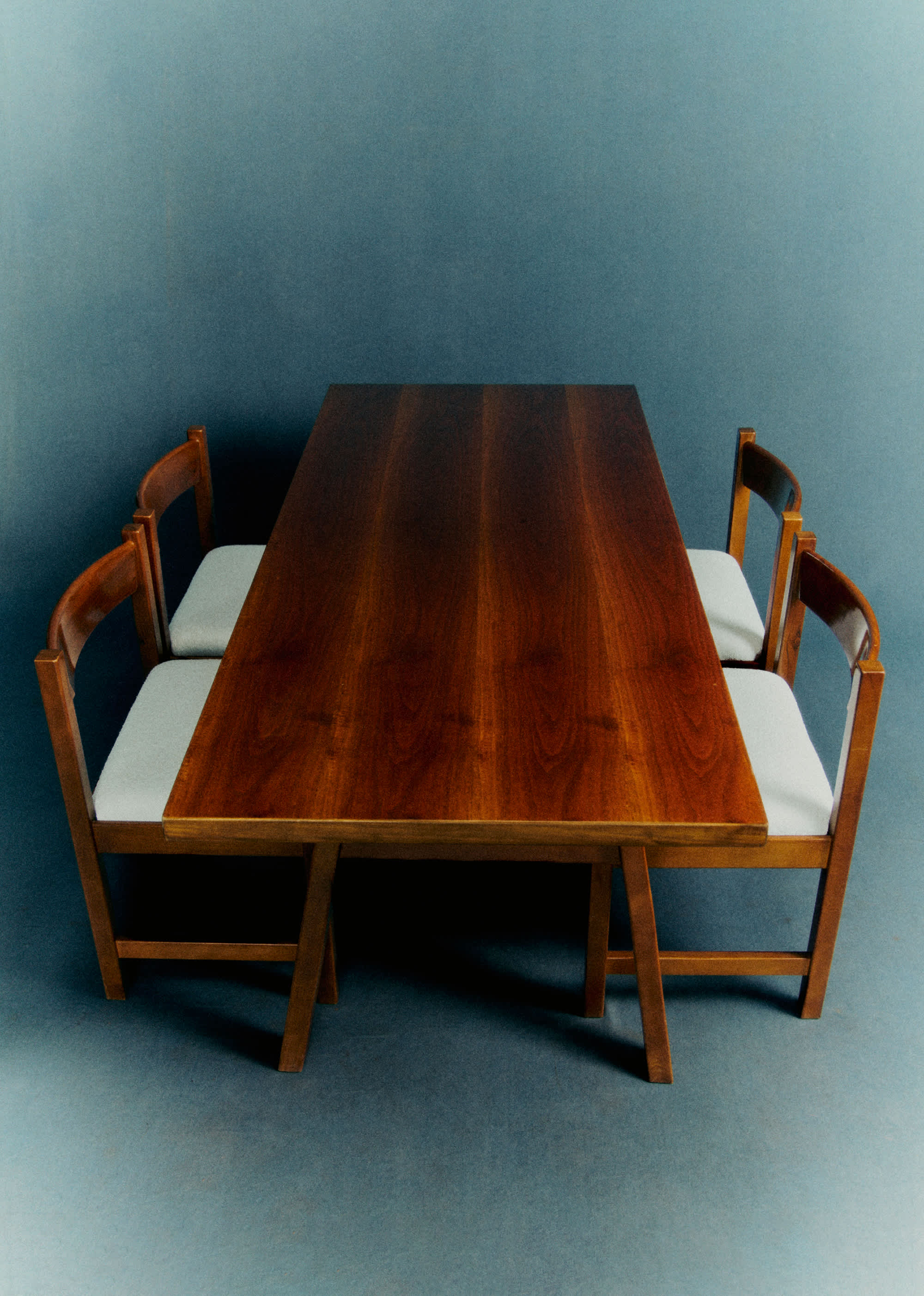 Ensemble table à manger et 4 chaises signé Michelucci Noyer TU